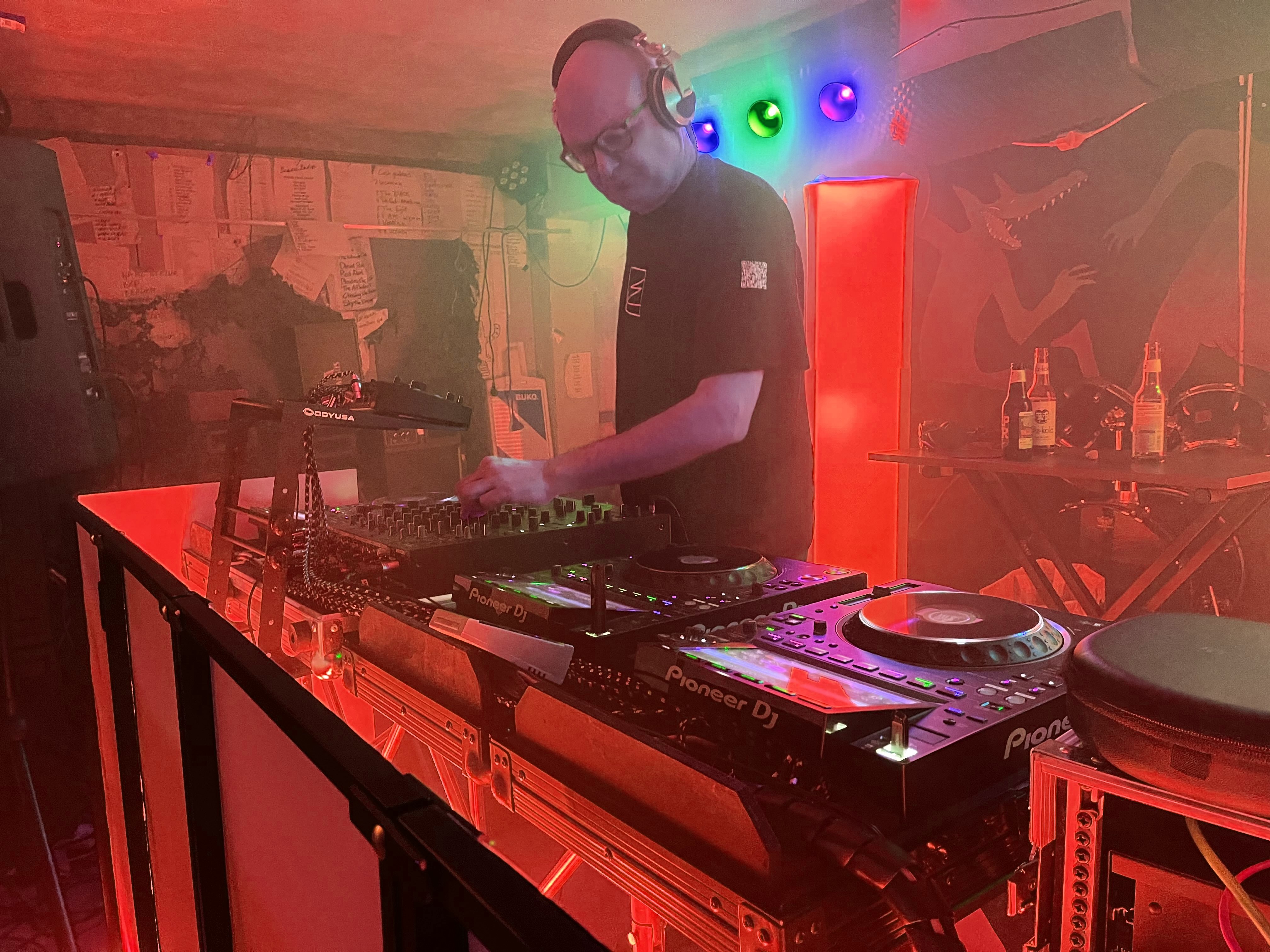 TechSon Entertainment - DJ achter de draaitafels