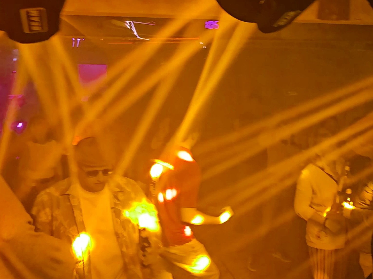 TechSon Entertainment - dansende feestgangers onder groene lasers